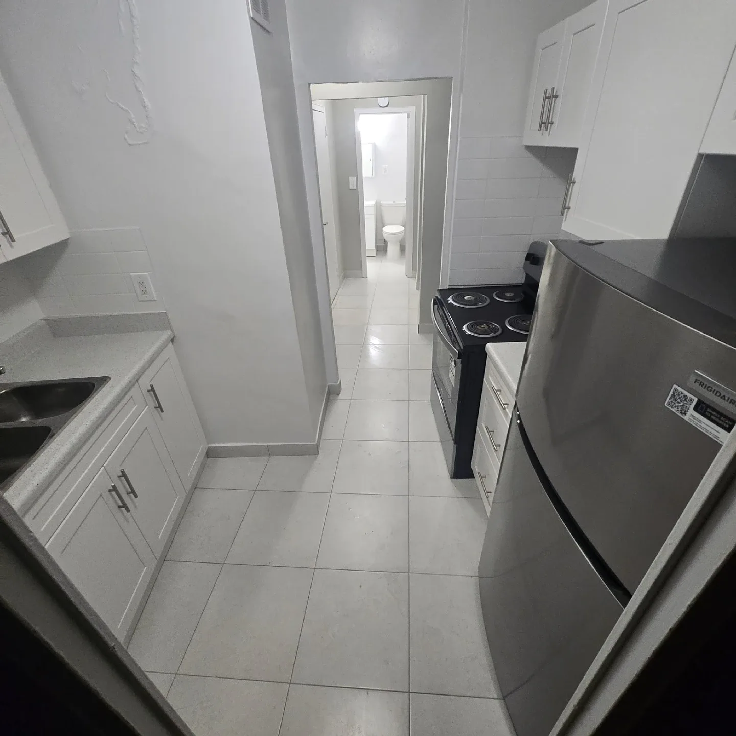 Newly Renovated 1-Bedroom Apartment + 3 parking spots, North Yor thumbnail