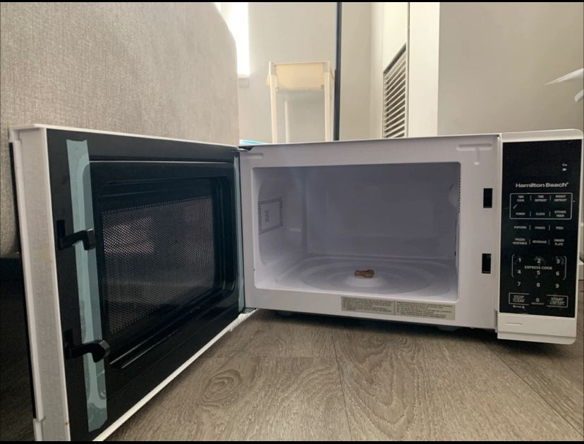 Hamilton Beach Microwave Oven - photo 2