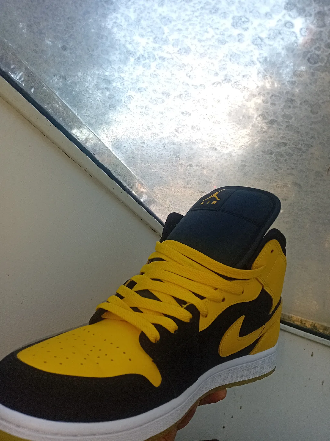 Air Jordan 1 Mid SE Black/Varsity Maize, Size 10.5 image indicator(2)