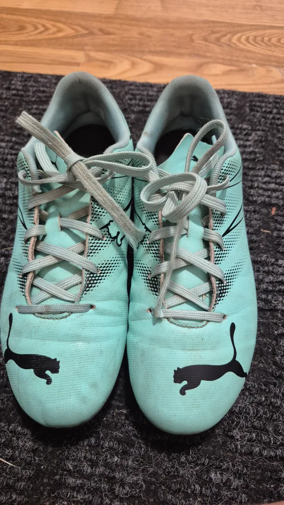 Puma Soccer Cleats - Size 7 - Outdoor/Turf Freindly image indicator(2)