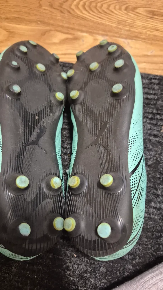 Puma Soccer Cleats - Size 7 - Outdoor/Turf Freindly image indicator(4)