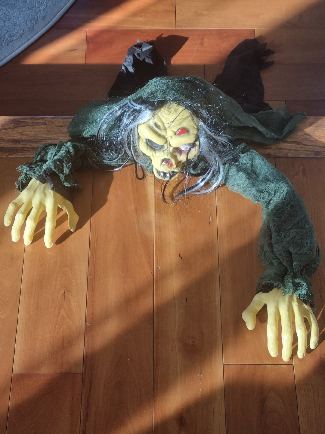 Halloween Roaring Zombie Decoration