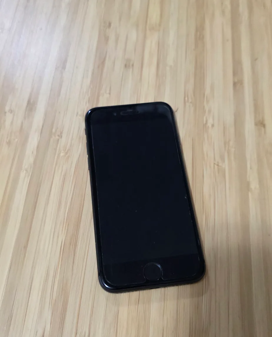 iPhone 8 - Black thumbnail