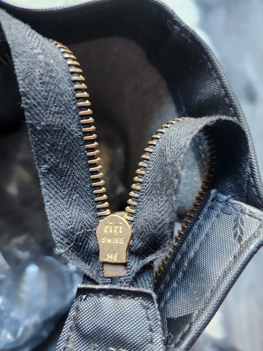 AUTHENTIC MCM BLAXK TOTE BAG image indicator(5)