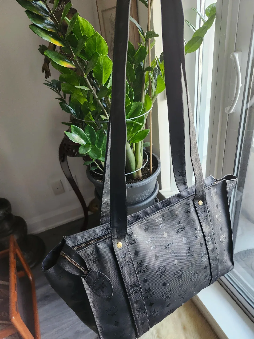 AUTHENTIC MCM BLAXK TOTE BAG image indicator(8)