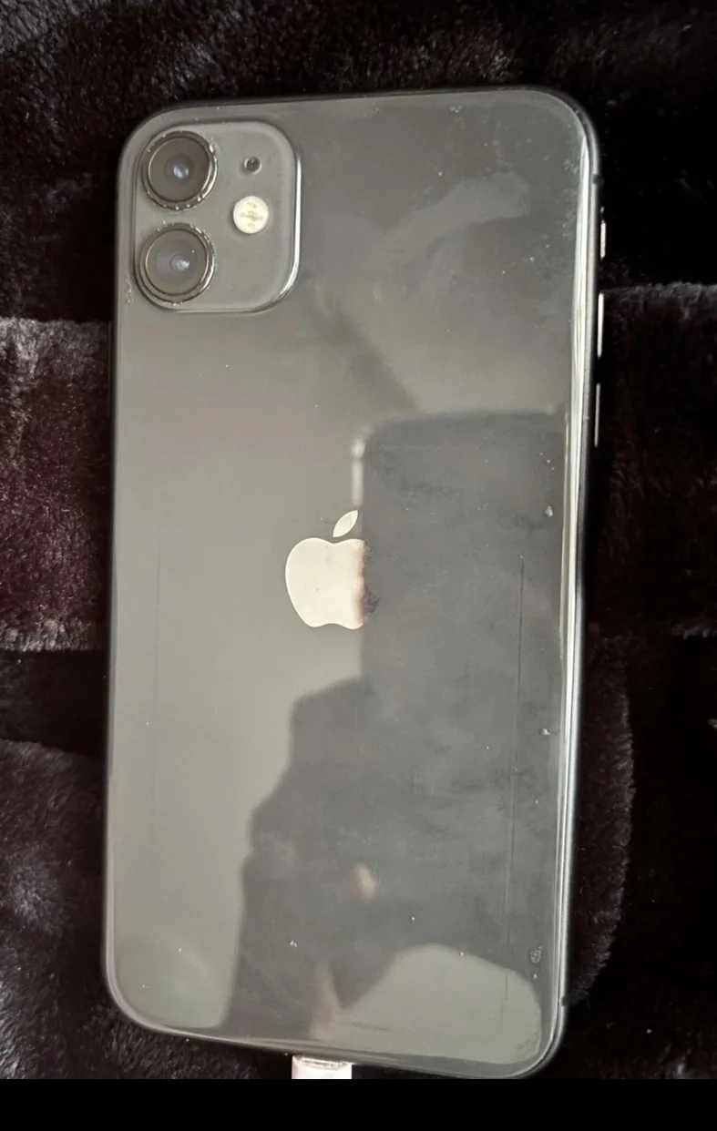iPhone 11 - Black 64gb storage 95% BH clean Unlocked image indicator(2)