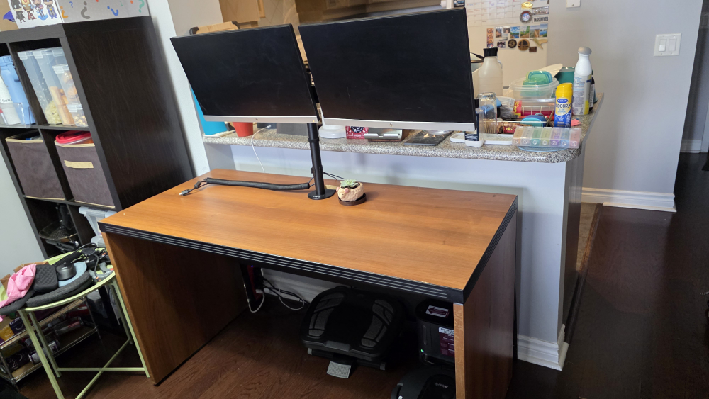 HP Monitor with Dual Monitor Stand and Table