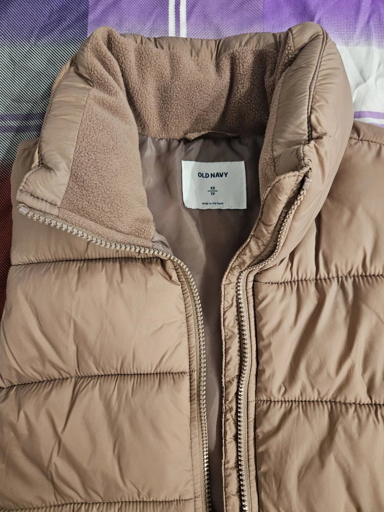 Old Navy Puffer Vest - Size XS - photo 2