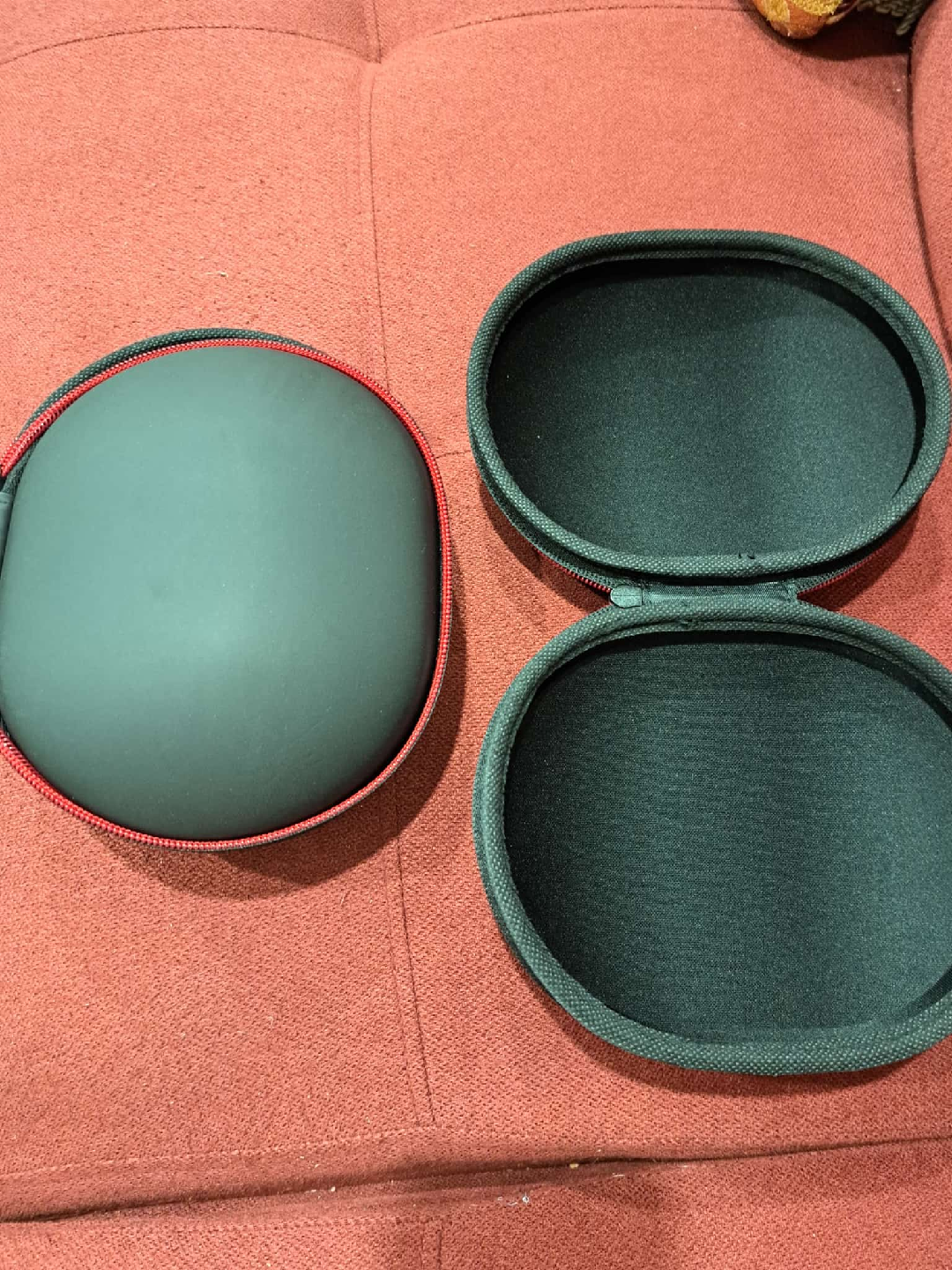 handphone carry case and headphone stand