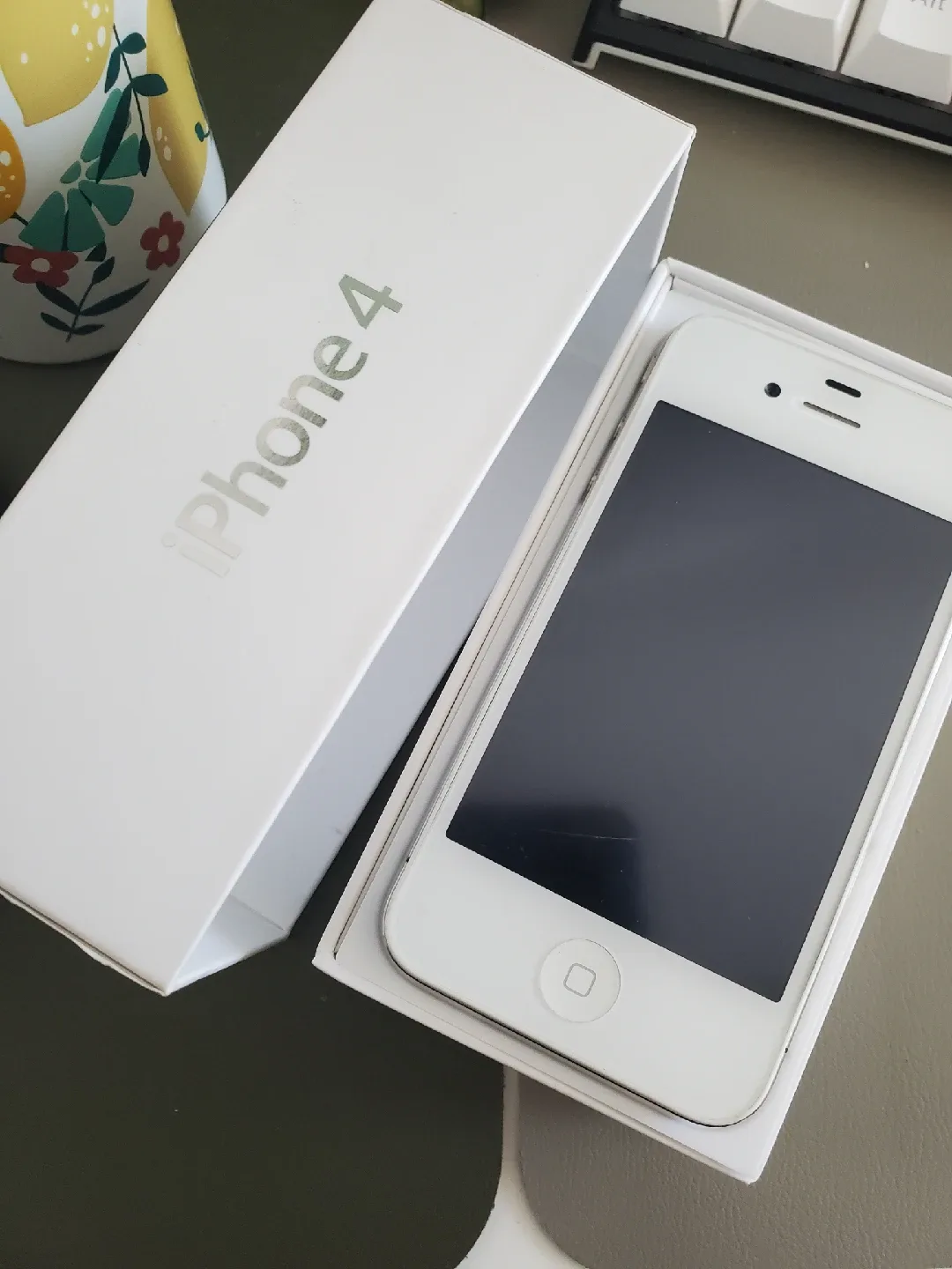 Apple iPhone 4 - White thumbnail