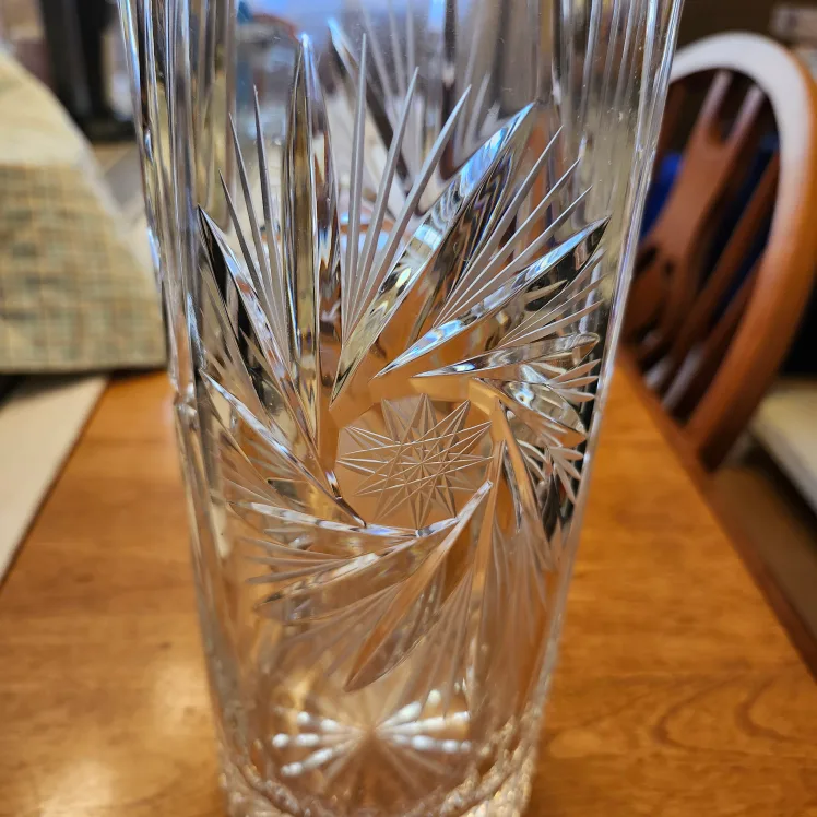Crystal Vase with Starburst Design image indicator(2)