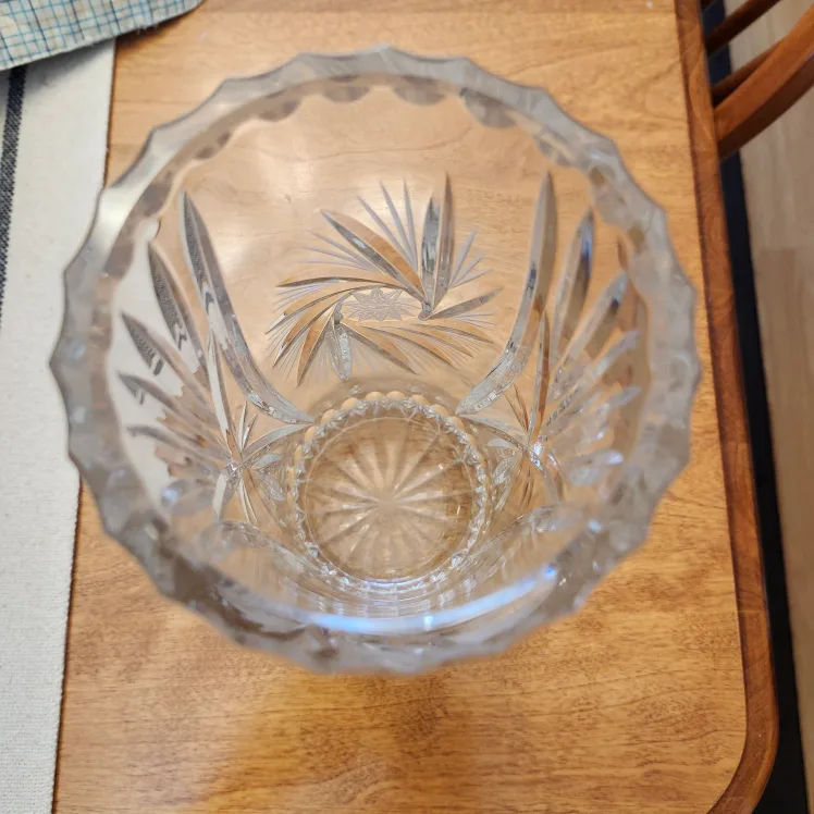 Crystal Vase with Starburst Design image indicator(3)