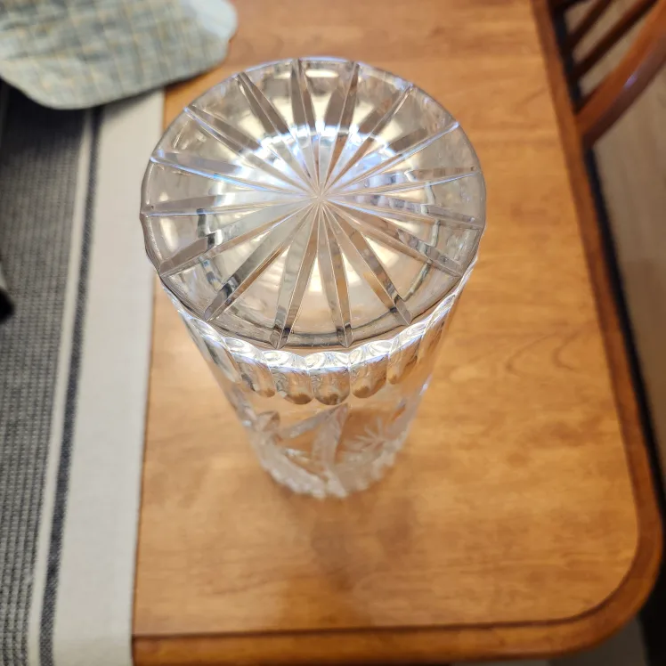 Crystal Vase with Starburst Design image indicator(4)