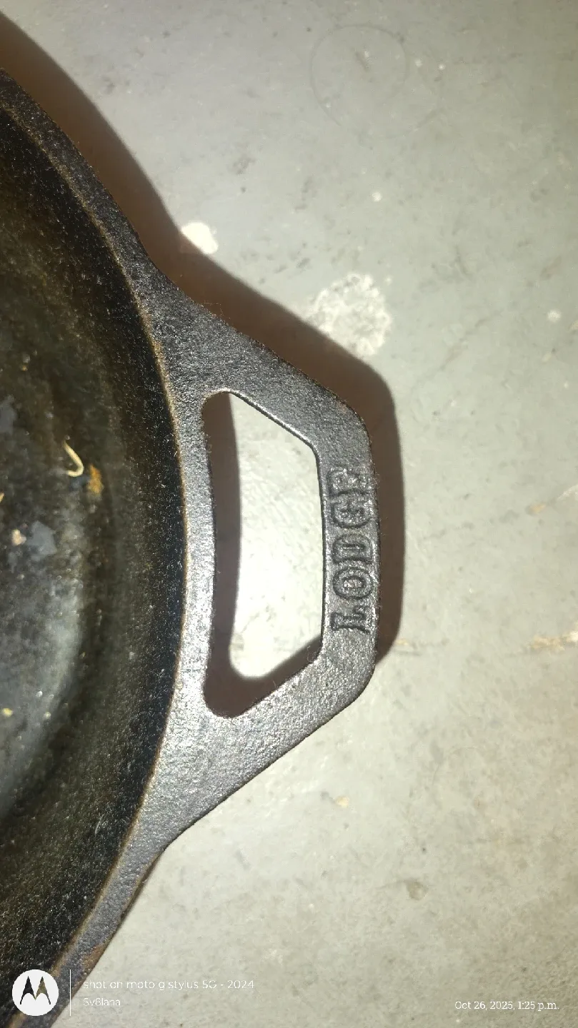 Lodge Cast Iron Skillet image indicator(3)