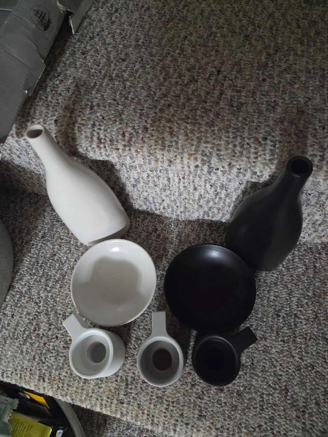 Black and White Ceramic Vase Set image indicator(2)