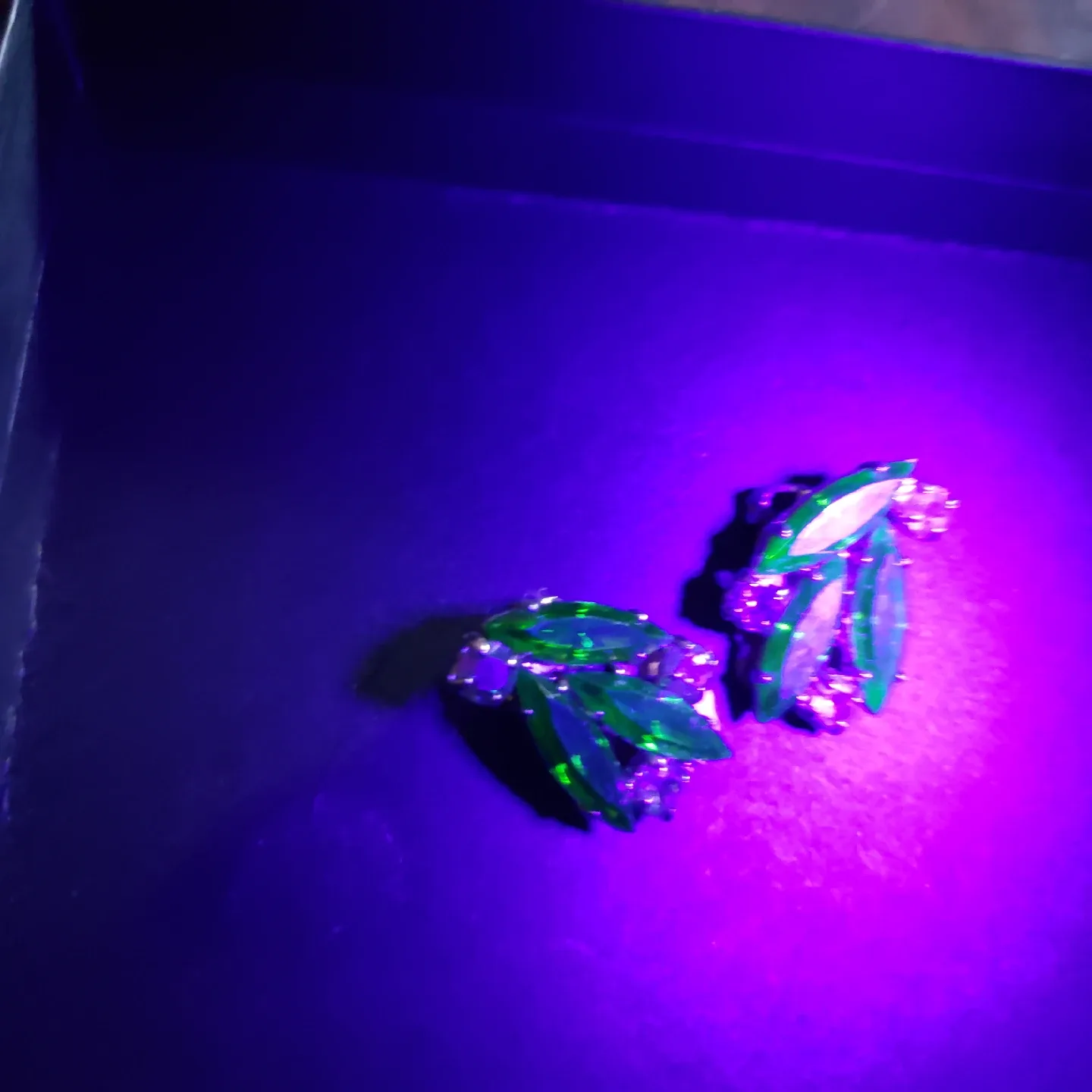 Vintage Green Rhinestone Clip On Earrings image indicator(4)