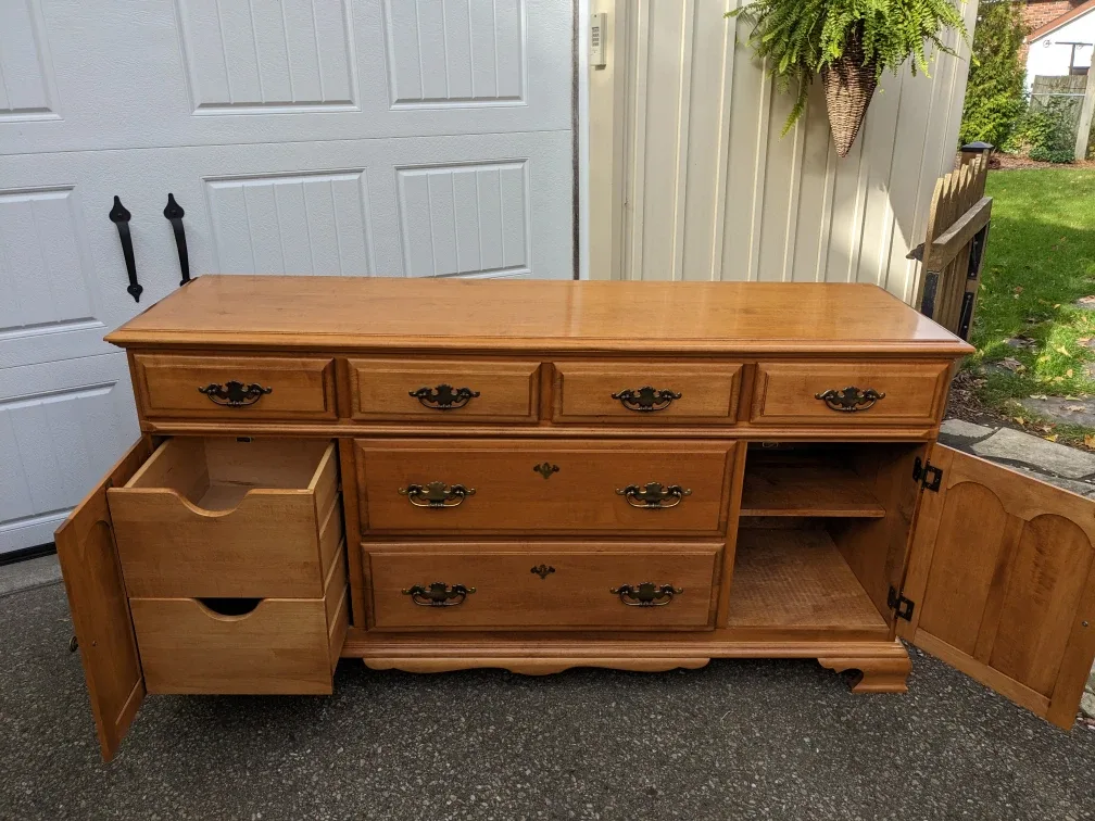Roxton Dresser/Cabinet Combo in Solid Maple image indicator(7)