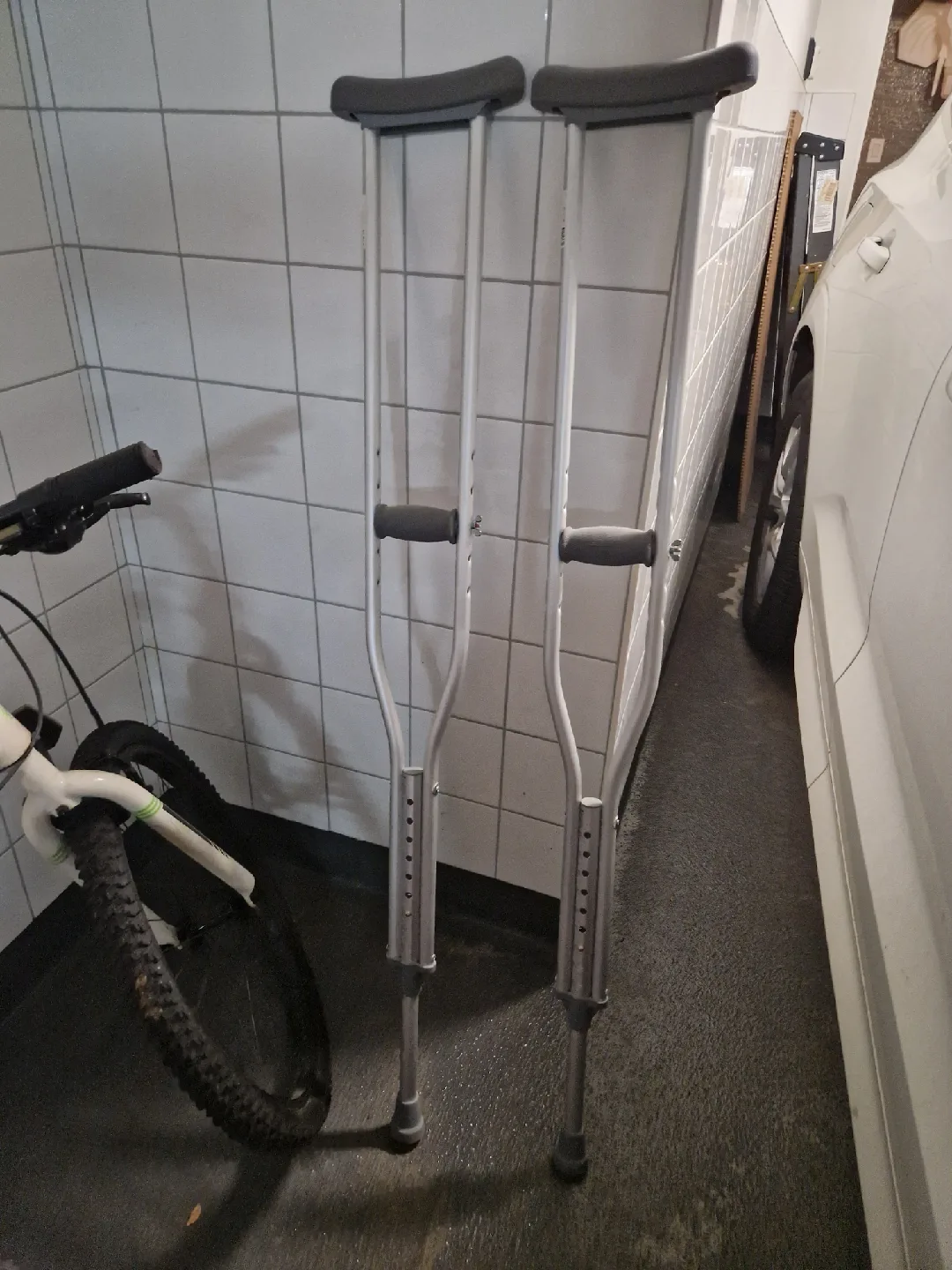Adjustable Aluminum Crutches thumbnail