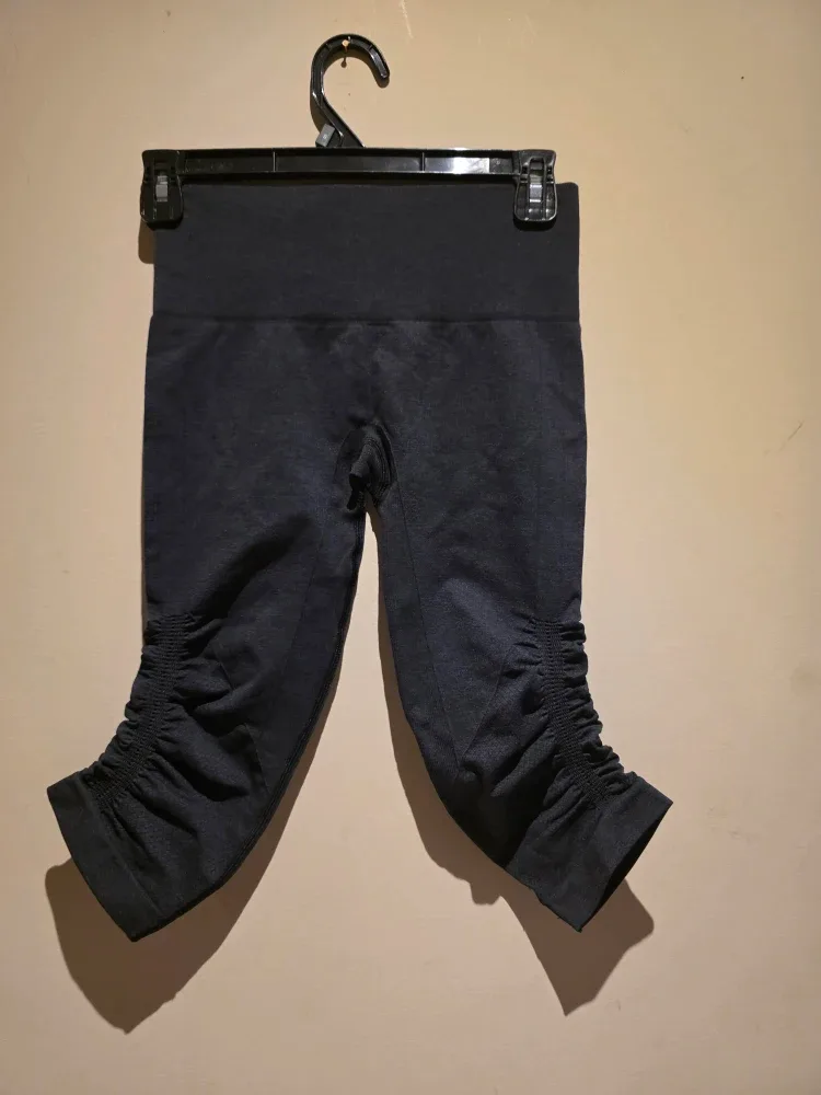 Lululemon Black Crop Leggings - Size 4 thumbnail