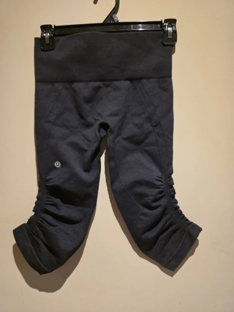 Lululemon Black Crop Leggings - Size 4 - photo 2