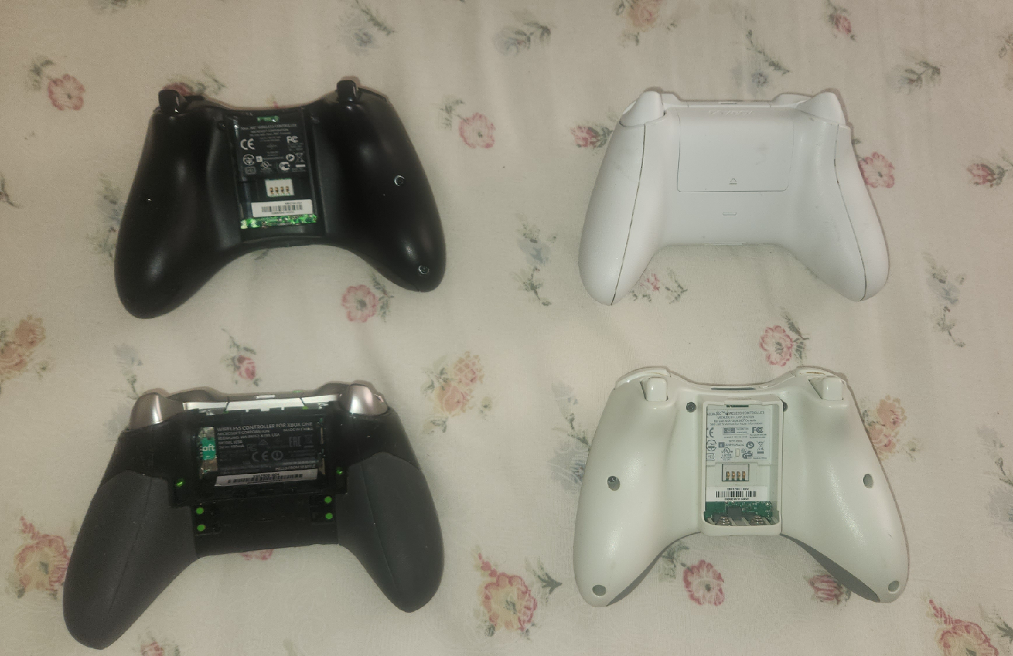 Xbox 360 Wireless Controllers - Black & White - photo 2