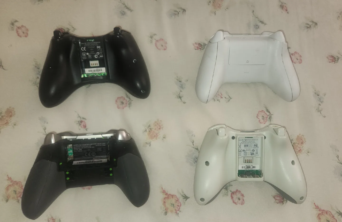 Xbox 360 Wireless Controllers - Black & White image indicator(2)