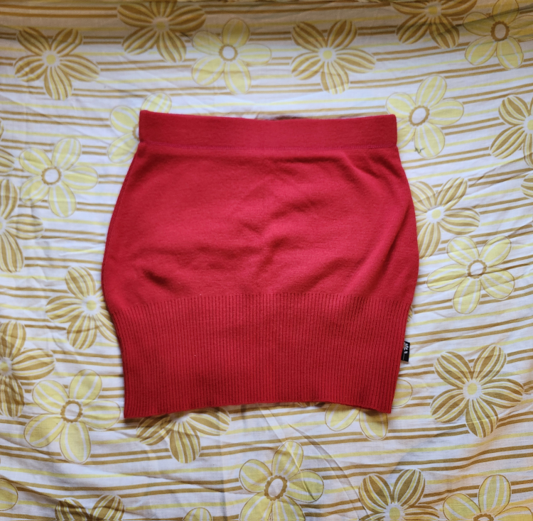 Red and black Bum Warmer mini sweater skirt with flower detail - photo 2