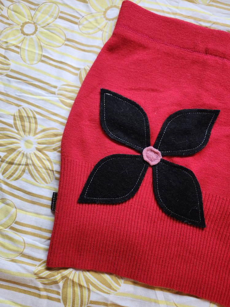 Red and black Bum Warmer mini sweater skirt with flower detail - photo 3