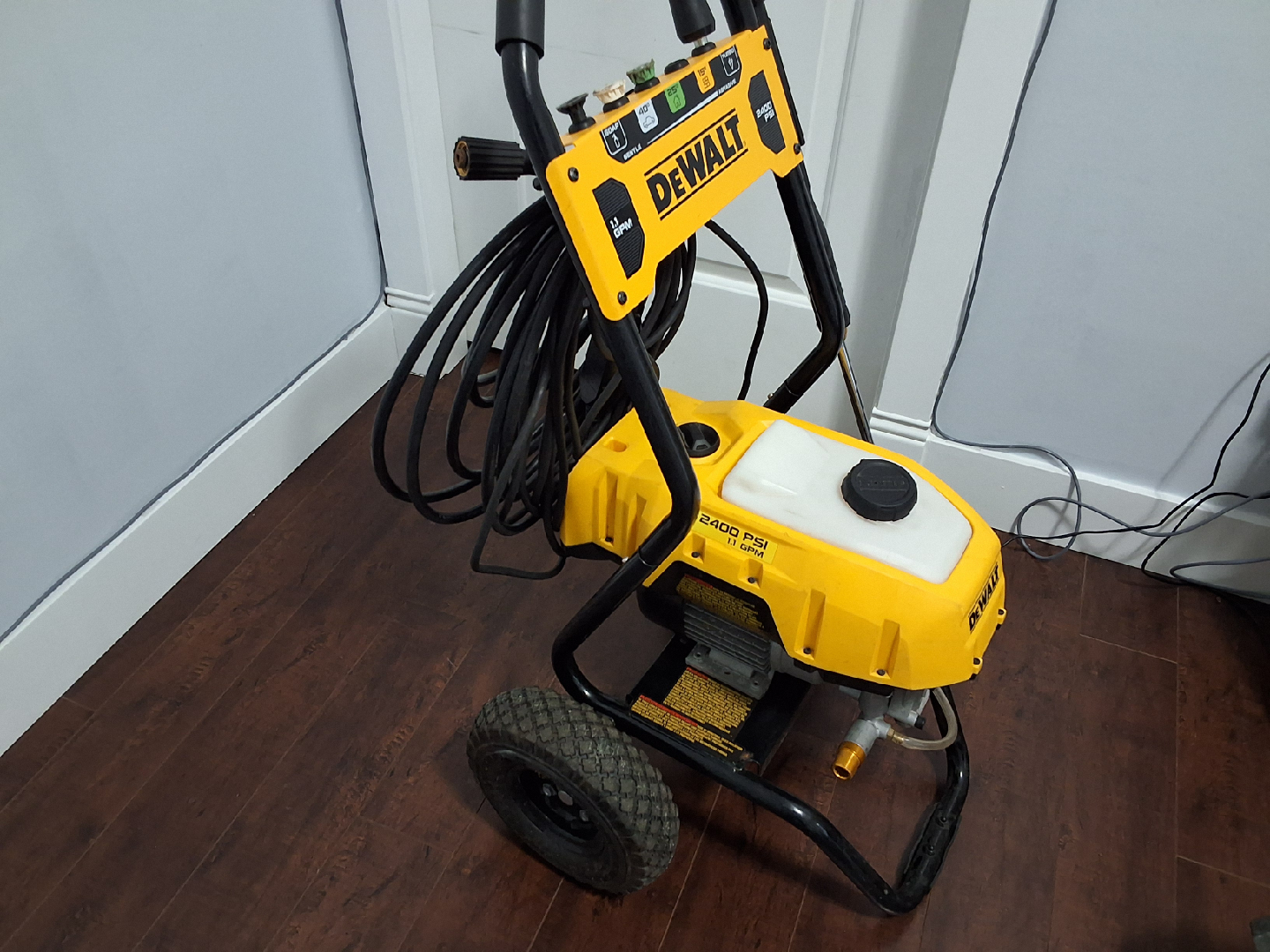 DeWalt 2400 PSI Electric Cold Water Pressure Washer - photo 2