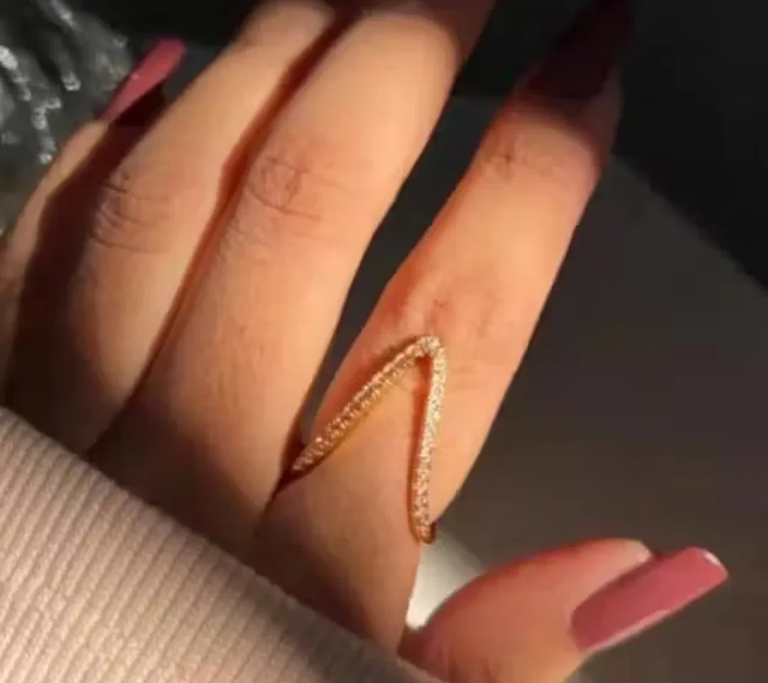 Gold V-Shaped Ring image indicator(2)