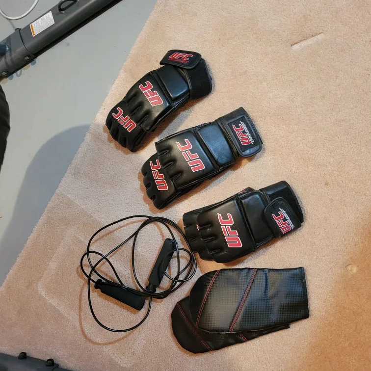 Century MMA Punching Bag with UFC Gloves image indicator(4)