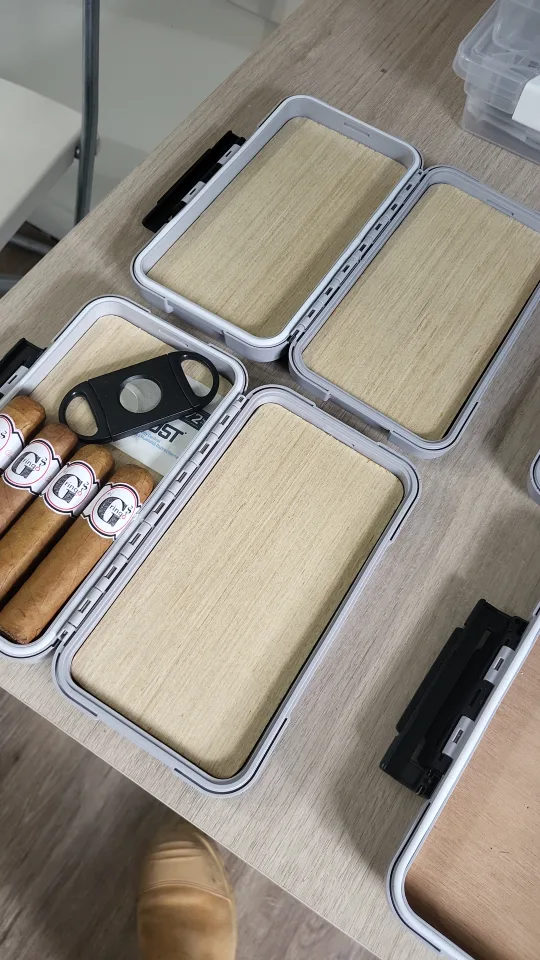 Cigar Travel Case with Cutter image indicator(2)