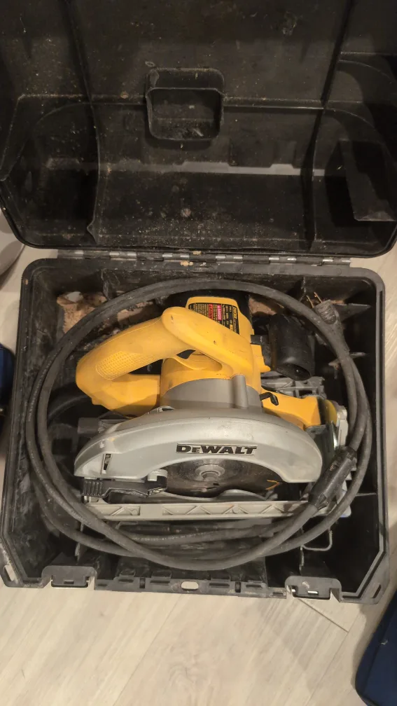 DeWalt DW368 Circular Saw with Case image indicator(2)