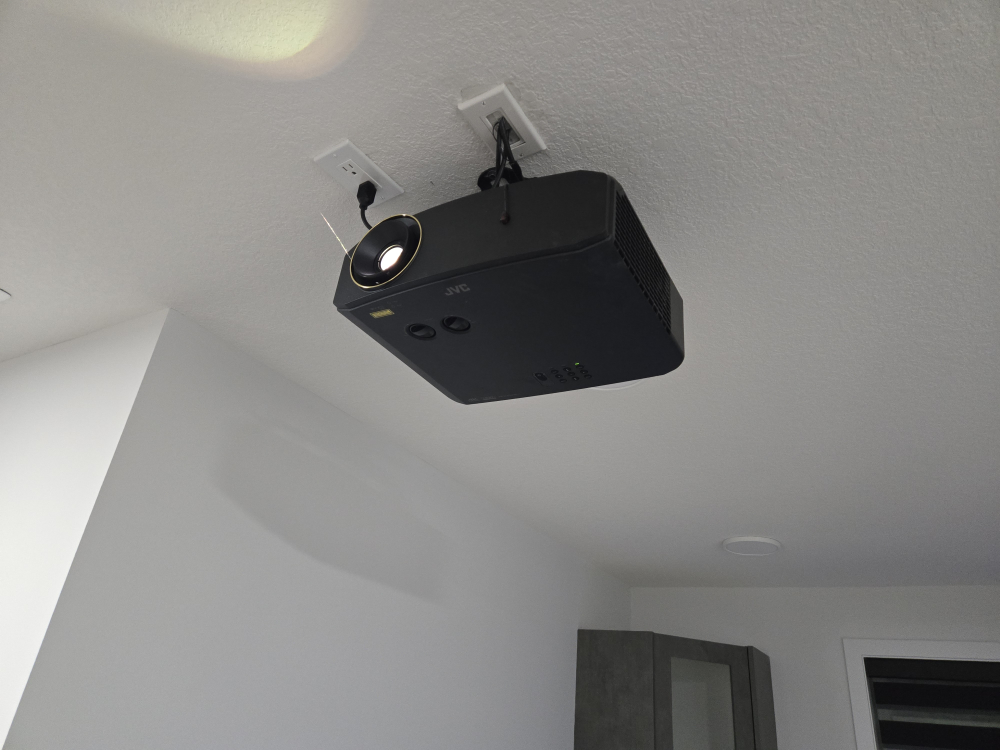 JVC Projector - Great Condition - photo 2