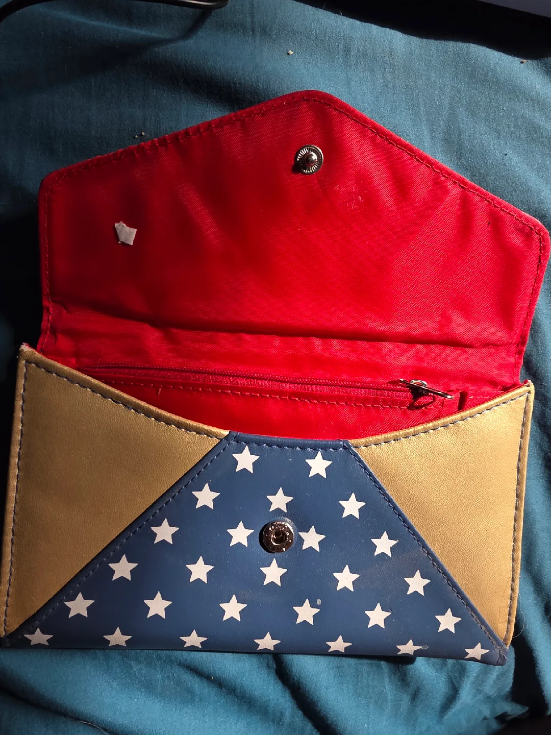 Wonder Woman Clutch Wallet image indicator(2)