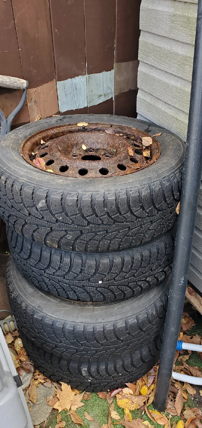 Set of 4 Winter Tires and Rims  215/60R16 95T - photo 3