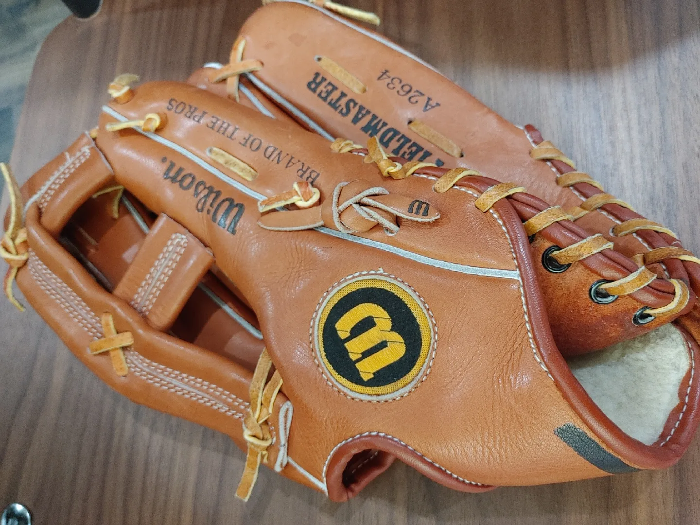 💚GENUINE LEATHER WILSON'S BASEBALL GLOVE MINT CONDITION image indicator(2)