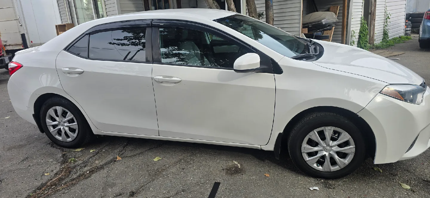 White Toyota Corolla LE image indicator(3)