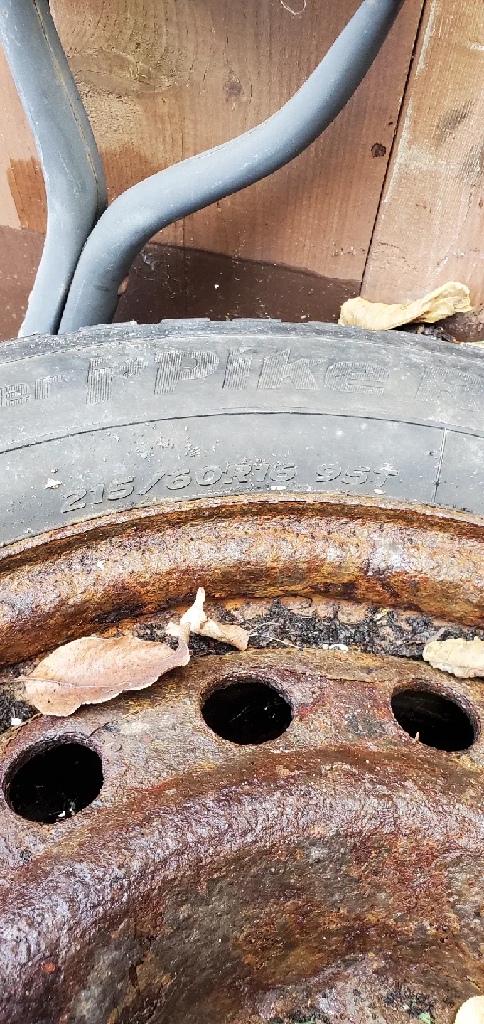 Set of 4 Winter Tires and Rims  215/60R16 95T image indicator(4)