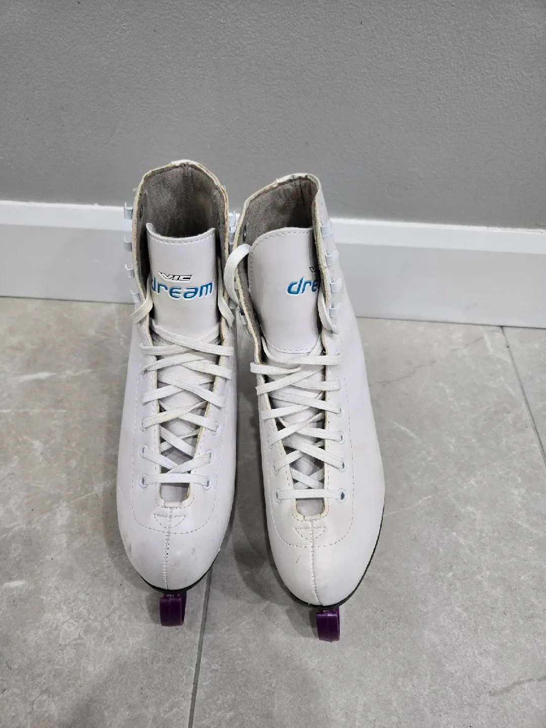 VIC Dream White Figure Skates - US Size 6 image indicator(2)