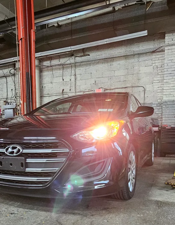 Hyundai Elantra GT - Black Hatchback image indicator(2)