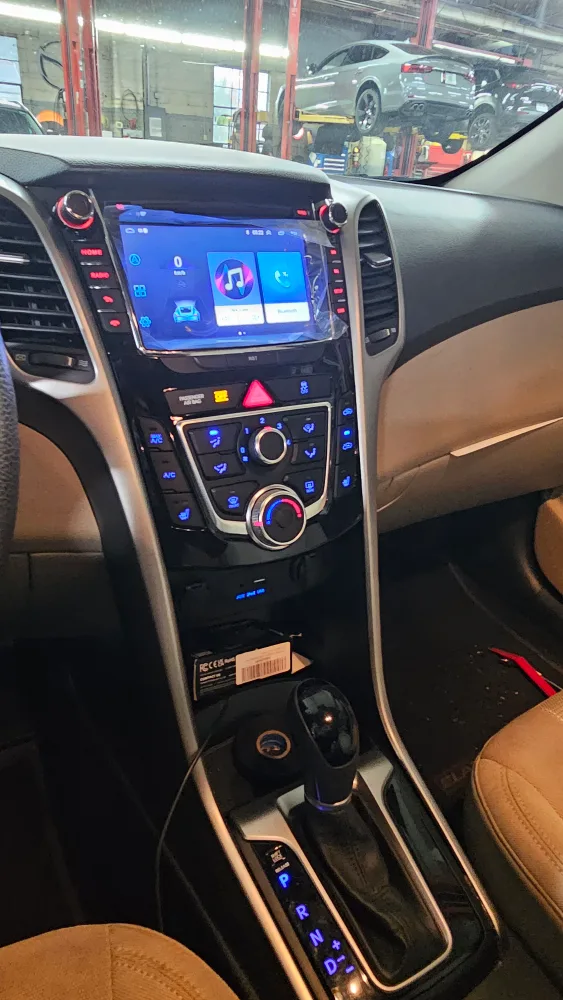 Hyundai Elantra GT - Black Hatchback image indicator(3)