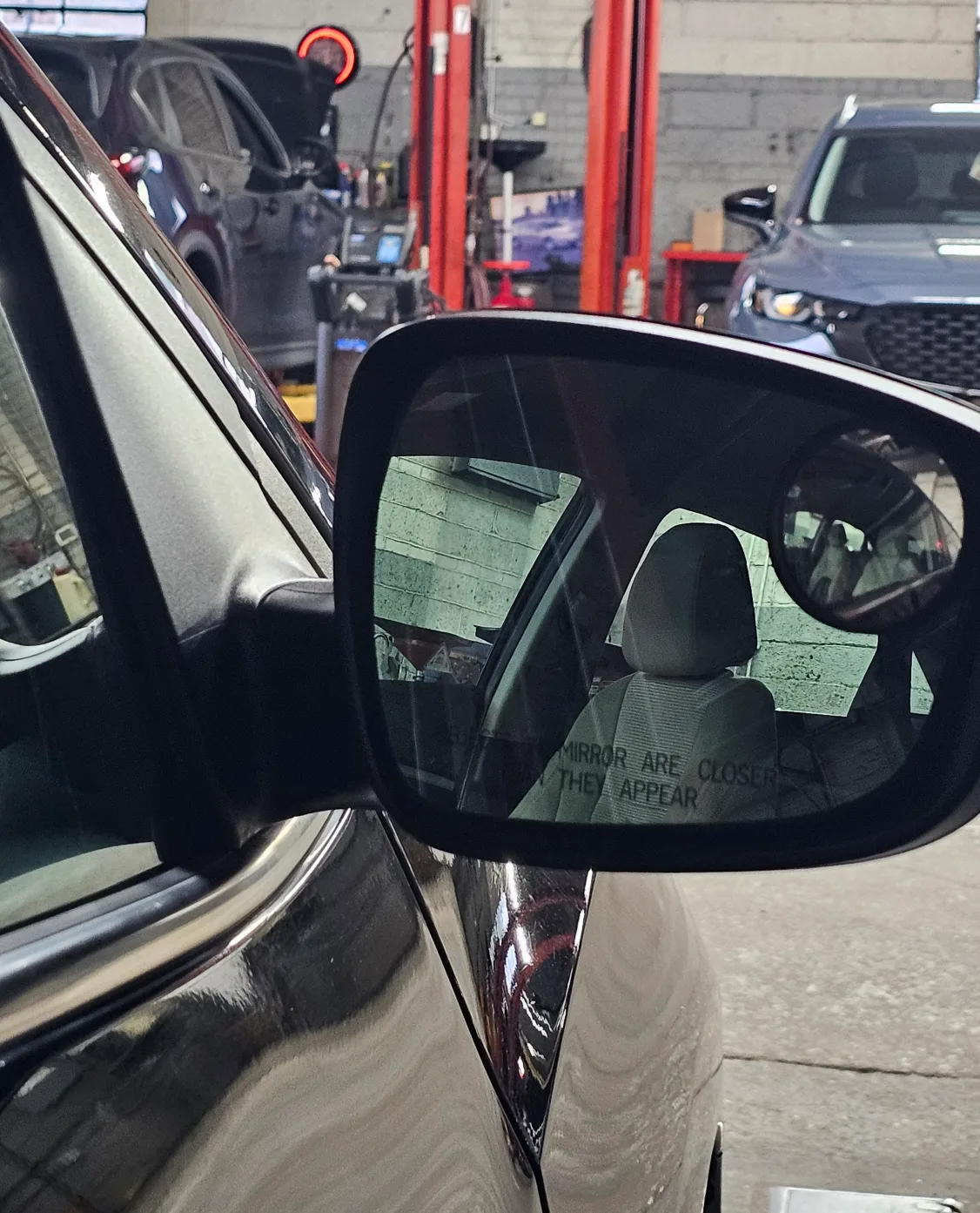 Hyundai Elantra GT - Black Hatchback image indicator(9)