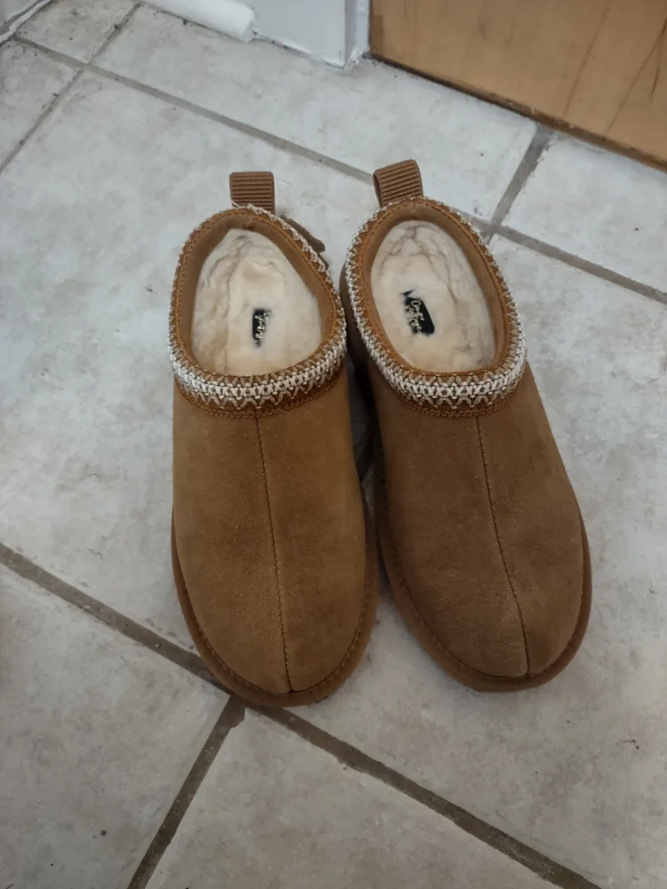 Crown Vintage Tasman Suede Slippers Size 8 thumbnail
