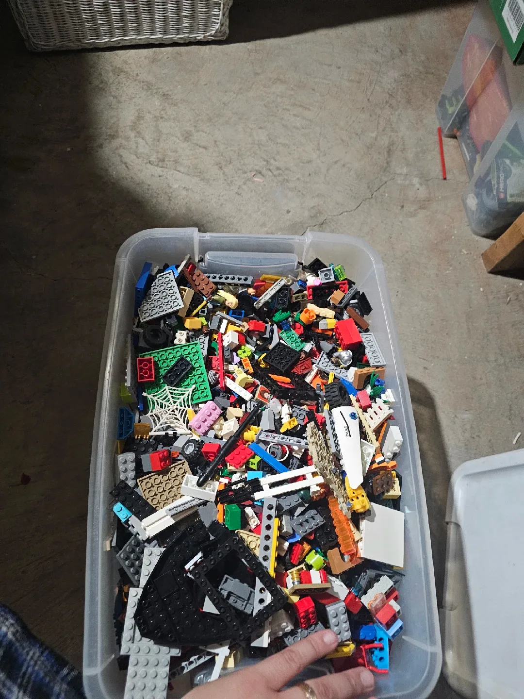 Large Tub of LEGO Bricks image indicator(3)