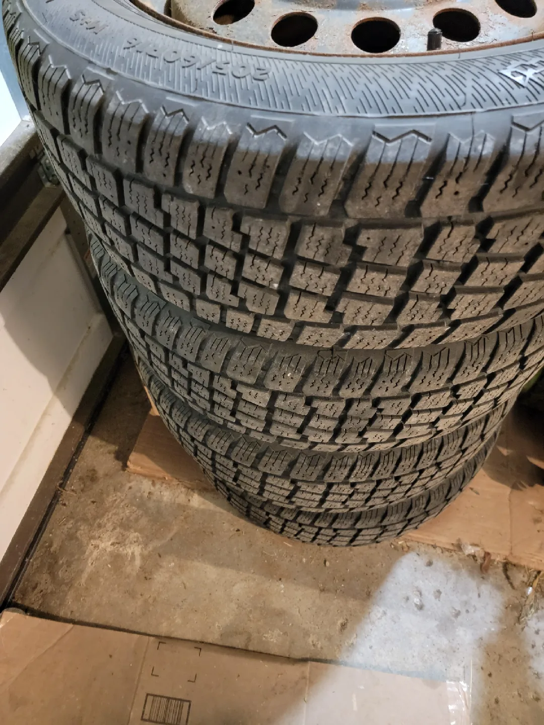 X-Treme Winter Tires 205/60R16 image indicator(2)