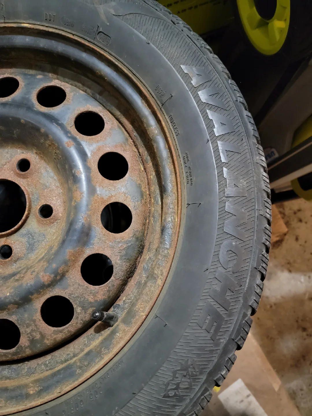 X-Treme Winter Tires 205/60R16 image indicator(3)