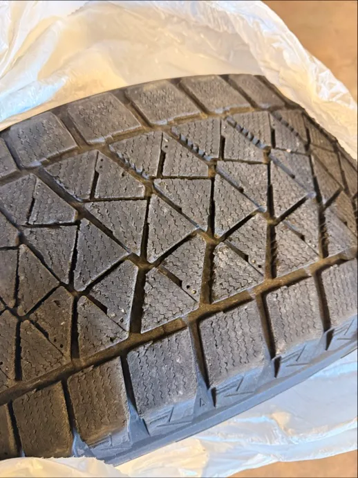 Bridgestone Blizzak DM-V2 265/50R20 Tire image indicator(4)