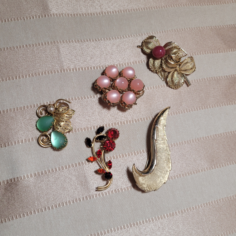 Beautiful Lot of 5 Vintage Brooches please see all pictures