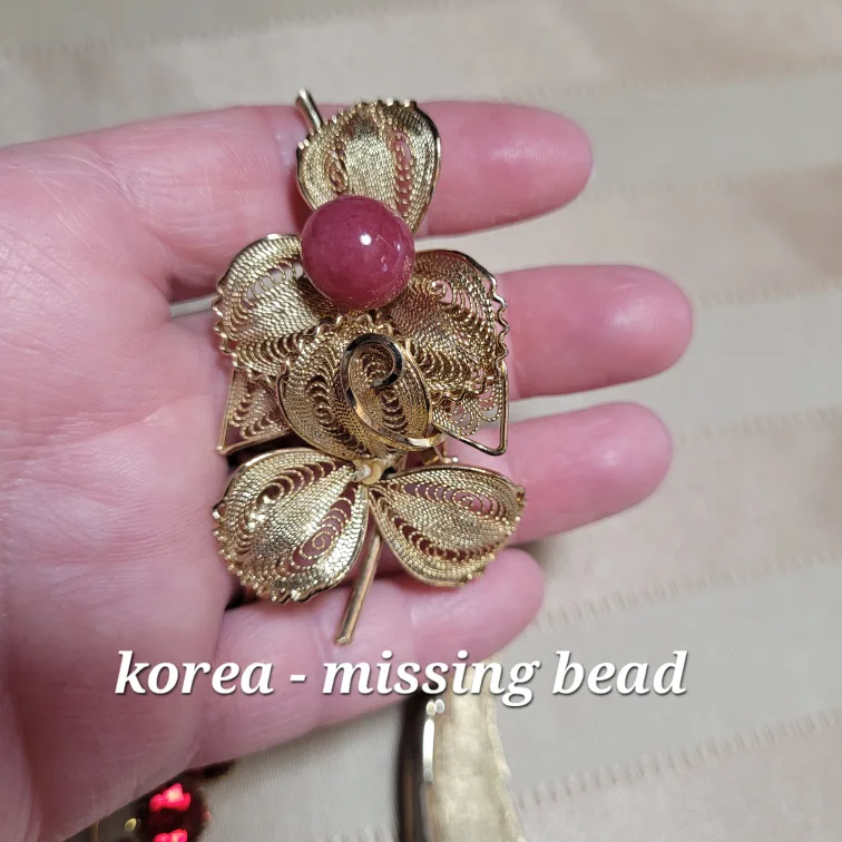 Beautiful Lot of 5 Vintage Brooches please see all pictures image indicator(2)